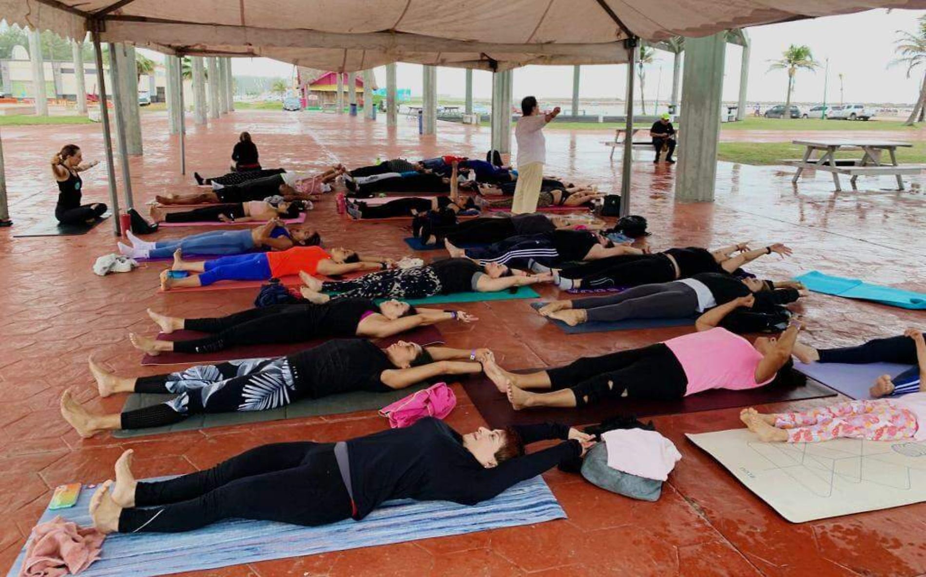 Yoga con causa; recaudan contra la polio 